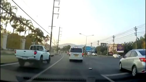道路亂象 摩托車見縫插針與面包車隨意變道，誰之過？
